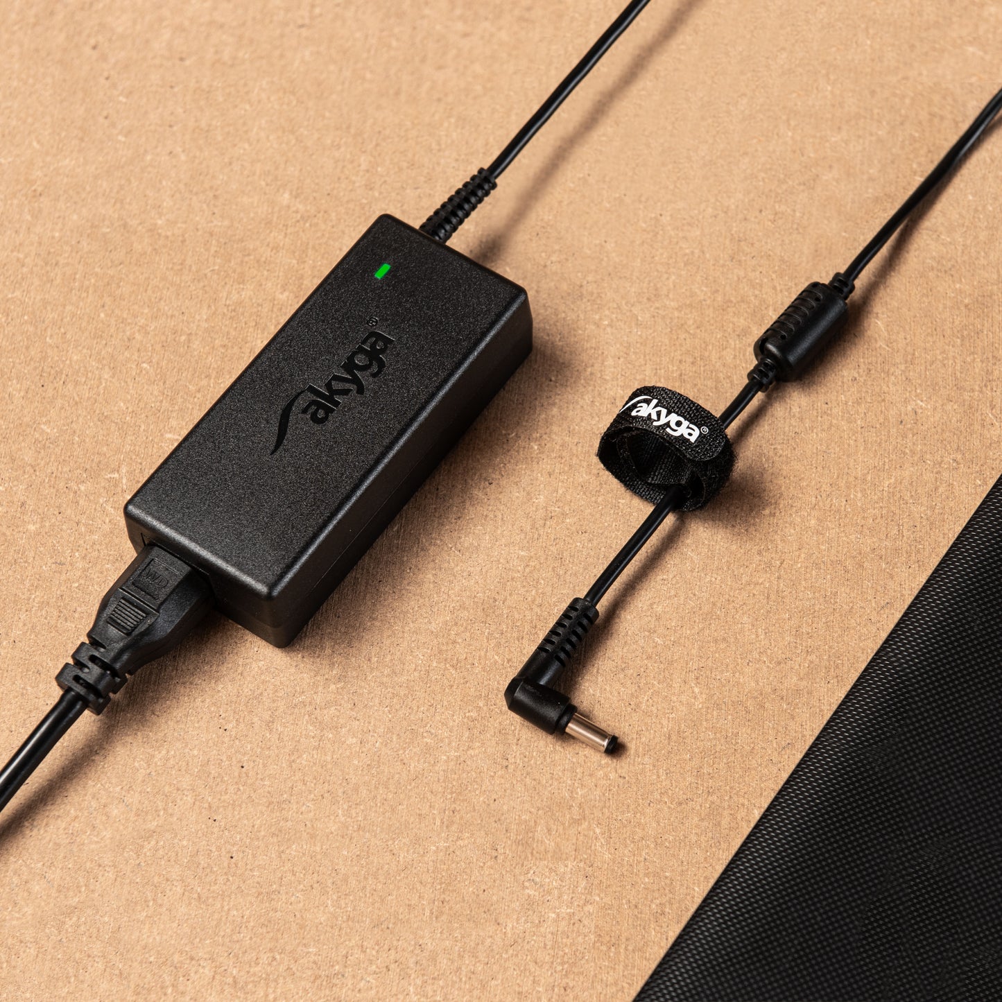 Tápegység AK-ND-79 5 - 20.2V / 2 - 4.3A 87W USB type C Power Delivery QC 3.0